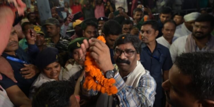 पुरानी पेंशन लागू होने पर खिल उठे चेहरे, प्रोजेक्ट भवन में होली जैसा माहौल, सीएम हेमंत सोरेन का जताया आभार