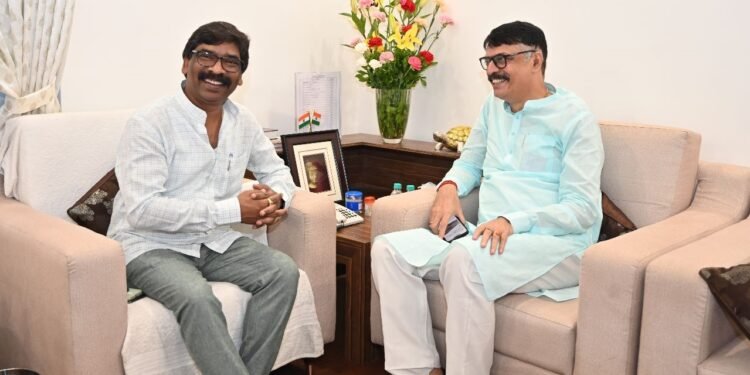सीएम हेमंत सोरेन से राजेश ठाकुर ने की मुलाकात