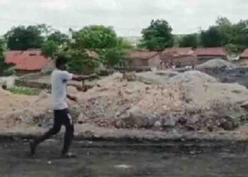 धनबाद में एक बार फिर वर्चस्व को लेकर दो गुटों में हुई भिड़ंत, चांदमारी कोल डंप में चली कई राउंड गोलियां, छावनी में तब्दील