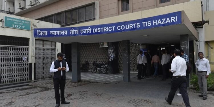 दिल्ली की तीस हजारी कोर्ट परिसर में हुई फायरिंग, वकील के बीच हुई बहस के बाद चली गोली