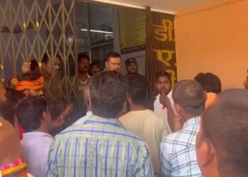 बेरमो : टीचर ने गुरु शिष्य के रिश्ते को किया कलंकित, नाबालिग छात्रा को रात में भेजा करता था अश्लील वीडियो, परिजनों ने डीएवी स्कूल में किया हंगामा