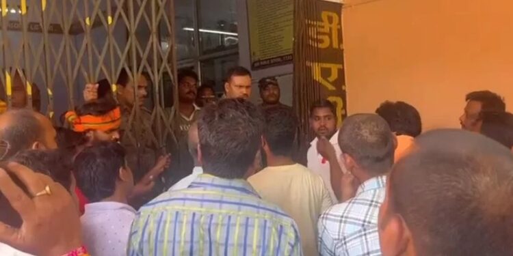 बेरमो : टीचर ने गुरु शिष्य के रिश्ते को किया कलंकित, नाबालिग छात्रा को रात में भेजा करता था अश्लील वीडियो, परिजनों ने डीएवी स्कूल में किया हंगामा