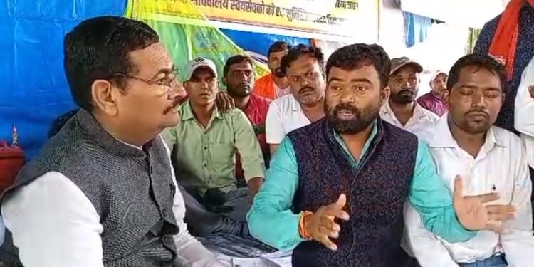 रघुवर दास के बाद अब दीपक प्रकाश ने धरने पर बैठे पंचायत सेवकों का जाना हाल