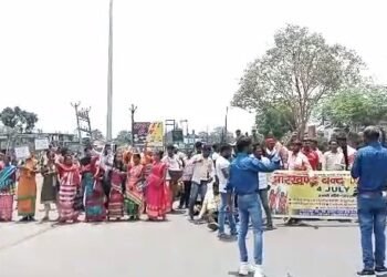 धनबाद: गोविंदपुर जीटी रोड पर आदिवासी समुदाय ने संताली भाषा सहित अन्य मांगों को लेकर किया प्रदर्शन