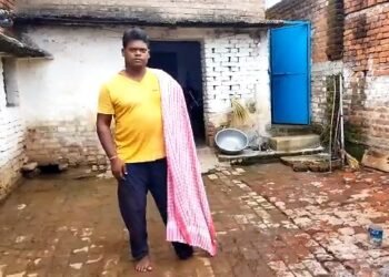 कृत्रिम पैर की चाह में भटक रहा दिव्यांग, नहीं है बायां हाथ और पैर, अधिकारी भी नहीं ले रहे सुध