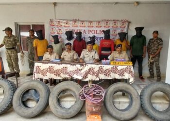 दुमका: अंतरराज्यीय वाहन चोर गिरोह का खुलासा, आठ अपराधियों को पुलिस ने दबोचा