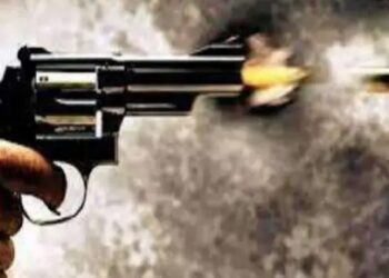 पैसा को लेकर मालकिन से ऑटो चालक की हुई बकझक तो मार दी गोली, गंभीर हालत में महिला को धनबाद किया रेफर