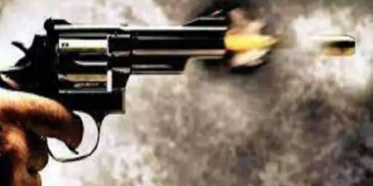 पैसा को लेकर मालकिन से ऑटो चालक की हुई बकझक तो मार दी गोली, गंभीर हालत में महिला को धनबाद किया रेफर