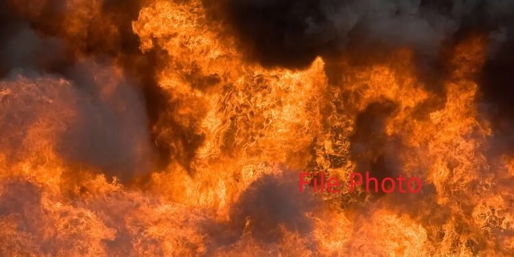 रांची: किशोरगंज के पास बिल्डिंग में लगी आग, लोगों को रेस्क्यू कर निकाला गया बाहर