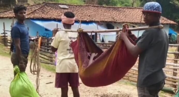 गुमला: बुजुर्ग महिला की इलाज के लिए बहंगी में उठाकर ले गए छत्तीसगढ़, गांव में सड़क का घोर अभाव