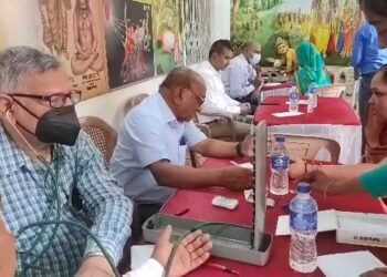 निरसा : डॉक्टर्स डे पर लगा स्वास्थ्य शिविर, कई मरीजों का हुआ मुफ्त इलाज