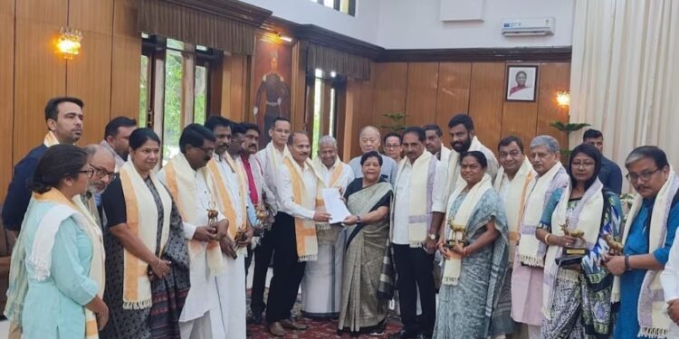 विपक्षी दलों के सांसदों ने राहत शिविरों में जाकर सुना पीड़ितों का दर्द, महुआ माजी बोलीं- अमित शाह का दावा हुआ फेल, अभी जल रहा मणिपुर