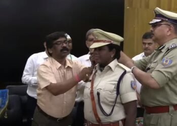 झारखंड को मिले 24 नव प्रोन्नत आईपीएस अधिकारियों को सीएम हेमंत सोरेन ने बैच लगाकर किया सम्मानित