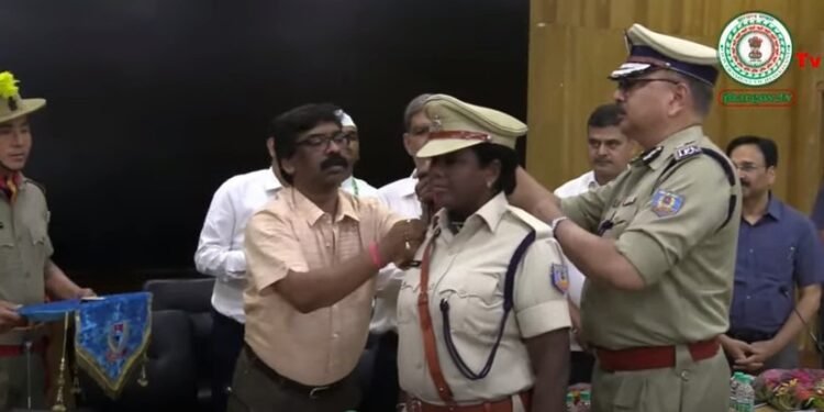 झारखंड को मिले 24 नव प्रोन्नत आईपीएस अधिकारियों को सीएम हेमंत सोरेन ने बैच लगाकर किया सम्मानित