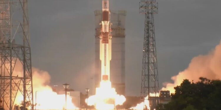 इसरो की एक और उड़ान, एक साथ 7 उपग्रहों को लॉन्च कर रचा इतिहास