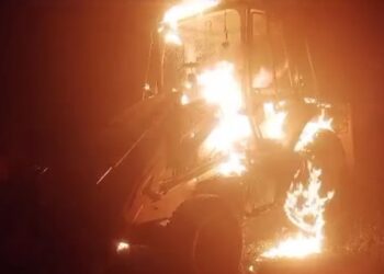 जेसीबी को किया आग के हवाले, आपसी रंजिश या नक्सली घटना, जांच में जुटी पुलिस