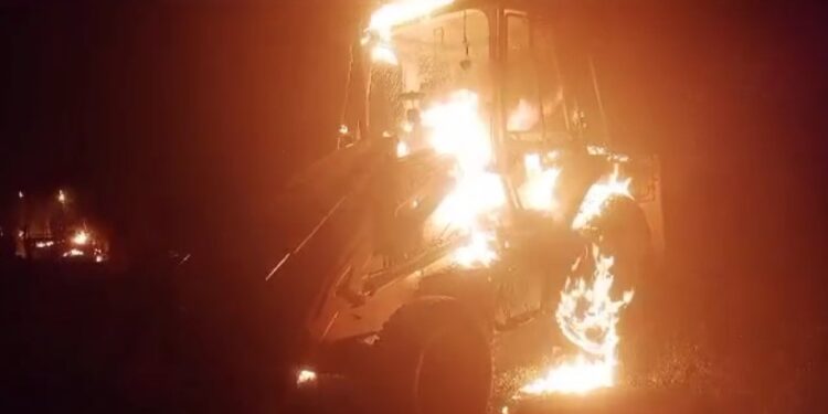 जेसीबी को किया आग के हवाले, आपसी रंजिश या नक्सली घटना, जांच में जुटी पुलिस