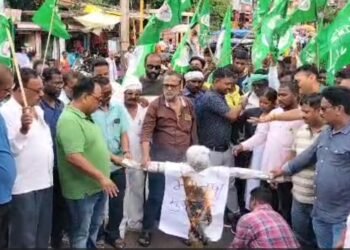 सीधी आदिवासी पेशाब कांड पर गरमाई सियासत, जेएमएम ने बीजेपी का फूंका पुतला