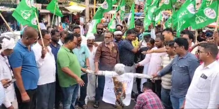 सीधी आदिवासी पेशाब कांड पर गरमाई सियासत, जेएमएम ने बीजेपी का फूंका पुतला