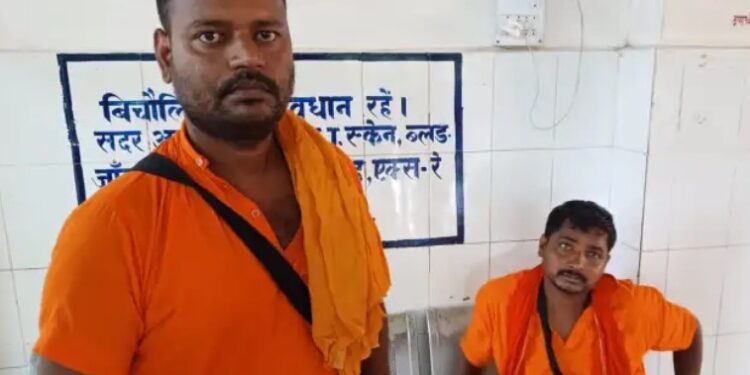 देवघर : कांवरियों के साथ मारपीट, पैसा और मोबाइल छीना, आरोपी बाप और बेटा गिरफ्तार