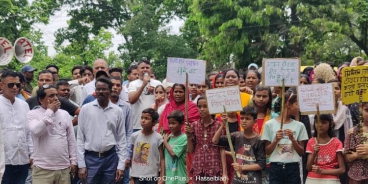 विस्थापितों असंगठित मजदूरों व राष्ट्रीय कोलियरी मजदूर संघ एनके एरिया में किया विरोध प्रदर्शन