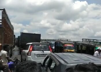 सड़क के दोनों किनारे कोयला ट्रक खड़े होने से राहगीरों को होती है परेशानी