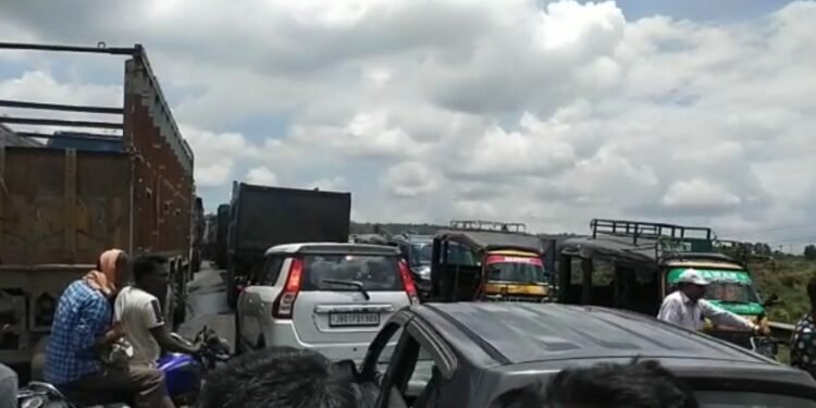 सड़क के दोनों किनारे कोयला ट्रक खड़े होने से राहगीरों को होती है परेशानी