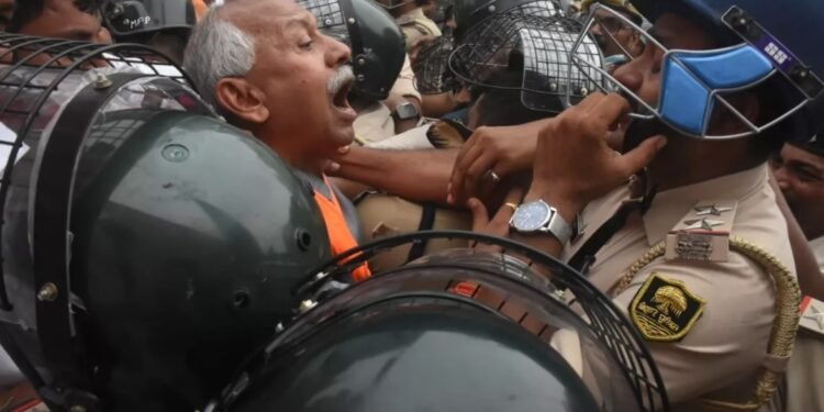 बिहार विधानसभा : मार्च के दौरान बीजेपी नेता की मौत, धरने पर बैठे विजय सिन्हा और सम्राट चौधरी