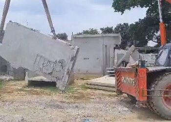 भ्रष्टाचार की भेंट चढ़ गई केंद्र की योजना, भरभरा कर गिरा लाइट हाउस के निर्माणाधीन बिल्डिंग का एक हिस्सा