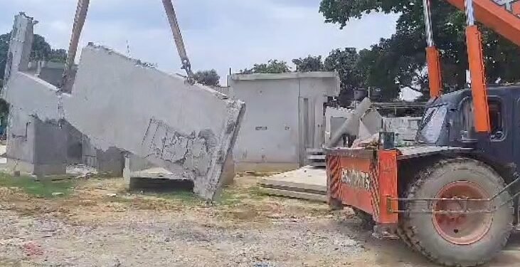 भ्रष्टाचार की भेंट चढ़ गई केंद्र की योजना, भरभरा कर गिरा लाइट हाउस के निर्माणाधीन बिल्डिंग का एक हिस्सा