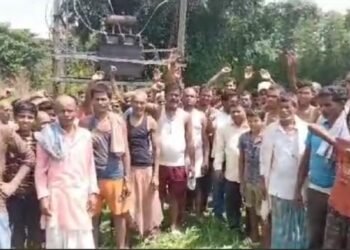 ट्रांसफार्मर खराब होने से मधेपुरा के लोग अंधेरे में रहने को मजबूर, ग्रामीणों ने बिजली विभाग के खिलाफ किया प्रदर्शन