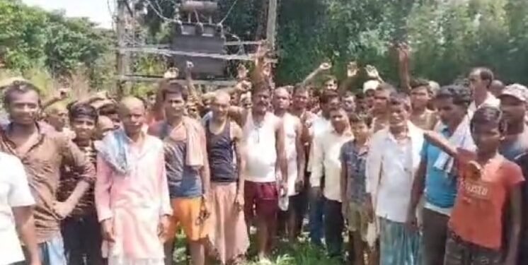 ट्रांसफार्मर खराब होने से मधेपुरा के लोग अंधेरे में रहने को मजबूर, ग्रामीणों ने बिजली विभाग के खिलाफ किया प्रदर्शन