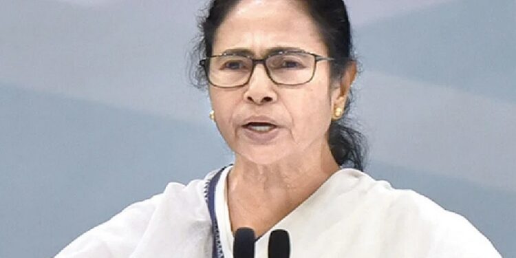 ममता बनर्जी की सुरक्षा में फिर सेंधमारी की कोशिश, सीएम आवास में घुस रहे युवक को चाकू और असलहा के साथ पुलिस ने किया गिरफ्तार