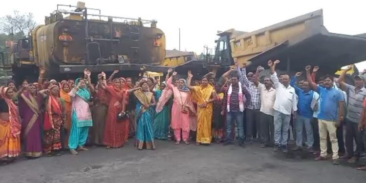 रामगढ़ : सड़क, बिजली, पानी की मांग को लेकर ग्रामीणों ने झारखंड उत्खनन परियोजना को कराया बंद