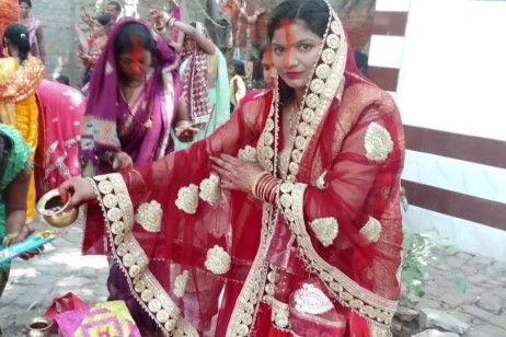 शादी के बाद बच्चा नहीं होने पर विवाहिता की ससुराल वालों ने फांसी पर लटकाकर कर दी हत्या, परिजनों ने लगाया आरोप