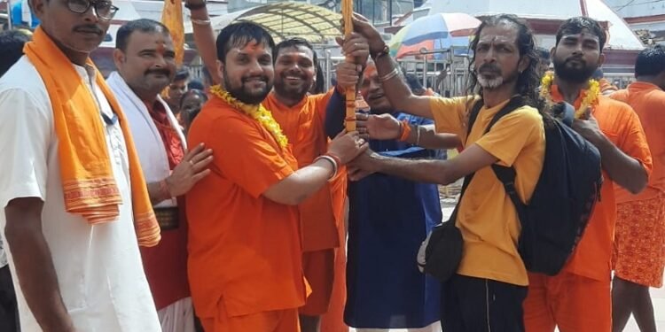 बासुकीनाथ धाम मंदिर से निशान लेकर खाटू धाम के लिए निकले रांची के श्याम भक्त मुन्ना शर्मा