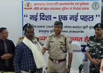 गुमला :  6 लाख के इनामी नक्सली खुदी मुंडा ने डीआईजी के समक्ष किया आत्मसमर्पण