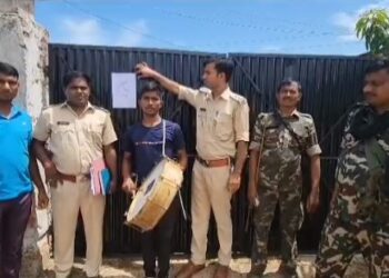 बोकारो: फरार अभियुक्त के घर पुलिस ने चस्पा किया नोटिस