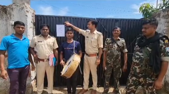 बोकारो: फरार अभियुक्त के घर पुलिस ने चस्पा किया नोटिस