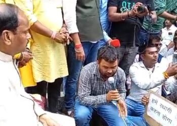 हेमंत सरकार के खिलाफ खूब गरजे रघुवर दास, धरना पर बैठे पंचायत सेवकों से मिले, कहा- 2024 में होगा सबका भला