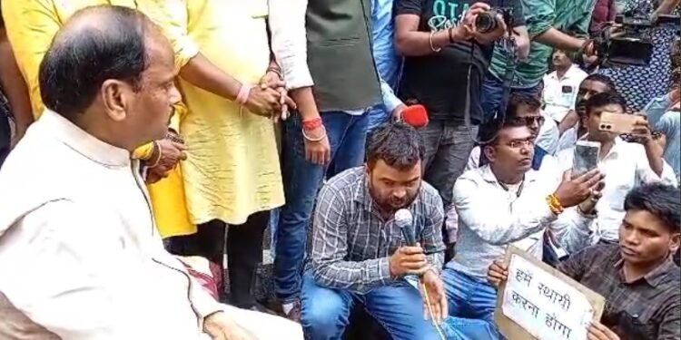 हेमंत सरकार के खिलाफ खूब गरजे रघुवर दास, धरना पर बैठे पंचायत सेवकों से मिले, कहा- 2024 में होगा सबका भला