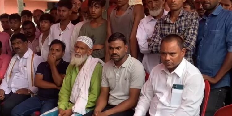 साहिबगंज : पंचायत के तुगलकी फरमान से 14 सदस्यों वाला परिवार का हुक्का-पानी बंद, पीड़ित महिला ने लगाई इंसाफ की गुहार