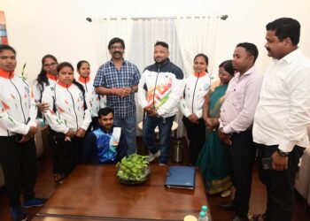 सीएम हेमंत सोरेन से अंतरराष्ट्रीय पैरा थ्रो बॉल प्रतियोगिता में चयनित झारखंड के सात दिव्यांग खिलाड़ियों ने की मुलाकात