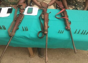 गुमला : डुमरीघाटी जंगल से PLFI के तीन उग्रवादी हथियार के साथ गिरफ्तार