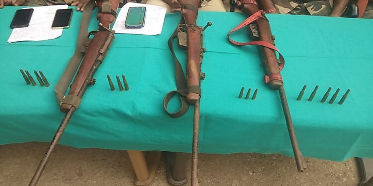 गुमला : डुमरीघाटी जंगल से PLFI के तीन उग्रवादी हथियार के साथ गिरफ्तार