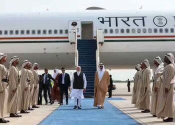 यूएई पहुंचे पीएम का हुआ भव्य स्वागत, तिरंगे के रंग में दिखा बुर्ज खलीफा