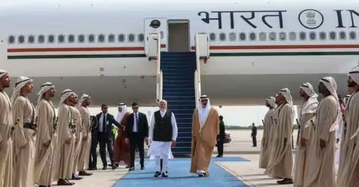 यूएई पहुंचे पीएम का हुआ भव्य स्वागत, तिरंगे के रंग में दिखा बुर्ज खलीफा