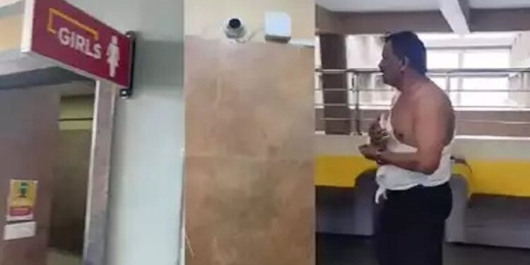 स्कूल के गर्ल्स टॉयलेट में सीसीटीवी कैमरा, छात्रों की शिकायत पर परिजनों ने प्रिंसिपल को दौड़ा-दौड़ाकर पीटा