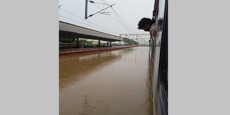 बासुकीनाथ रेलवे स्टेशन की पटरी पानी में डूबी, आवागमन बाधित