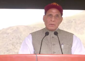 कारगिल विजय दिवस पर लद्दाख में गरजे रक्षा मंत्री राजनाथ सिंह, बोले- जरूरत पड़ी तो पार करेंगे LOC